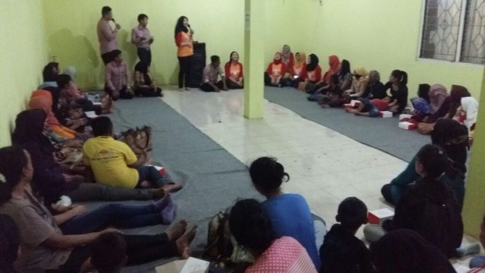 Para srikandi Jawa Timur memberikan arahan serta dukungan kepada ibu-ibu ODHA di kantor KPA Sidoarjo 
