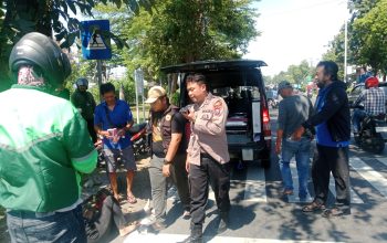 Pengendara Mengantuk Terjatuh di Buduran, Polisi Sigap Beri Pertolongan