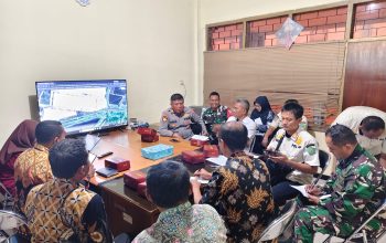 Batuud Koramil Candi Kawal Normalisasi Sungai Kedungguling dan Penertiban Bangli 
