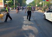 Ceceran Solar Bikin Jalan Licin, Polsek Buduran Sigap Cegah Kecelakaan