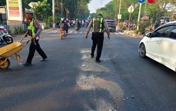 Ceceran Solar Bikin Jalan Licin, Polsek Buduran Sigap Cegah Kecelakaan