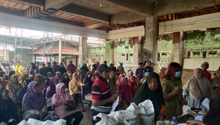 Babinsa Gedangan Dampingi 480 Warga Bangah Terima Bantuan Pangan